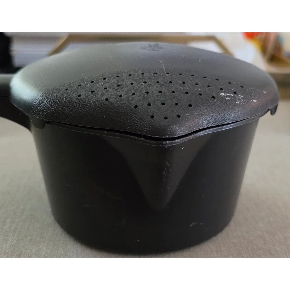 Pampered Chef Micro Pitcher 1 QT Black Microwave Steamer Strainer Lid USA Made